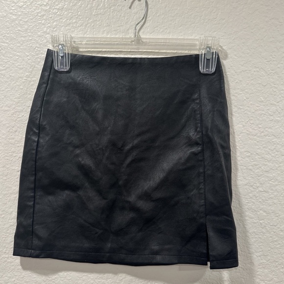 Topshop Faux Leather Mini Skirt with Side Slit - Picture 4 of 14